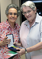 maria Augusta Tibiriça recebe a medalha das mãos de Margarida Pressburger