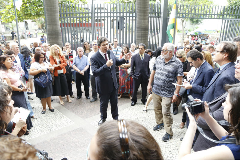 Luciano Bandeira, presidente da Comissão de Prerrogativas, discursa em ato na porta do TRT | Foto: Lula Aparício   |   Clique para ampliar