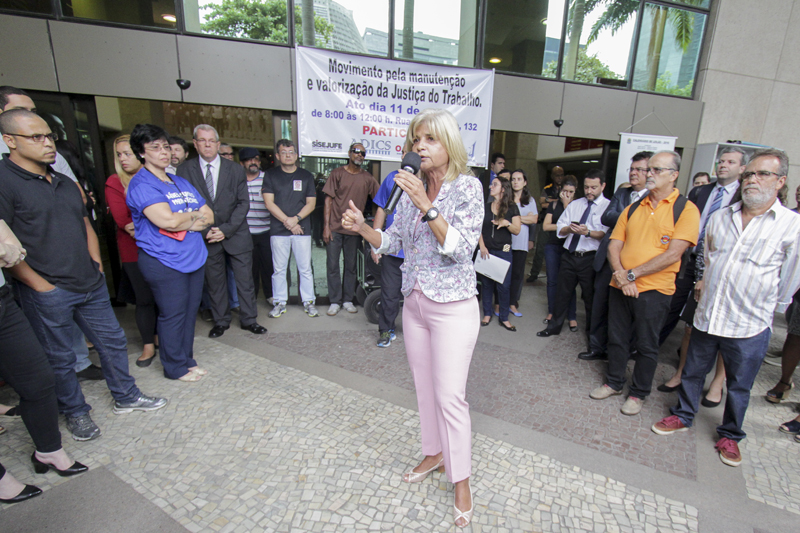 Rita Cortez discursa no ato | Foto: Bruno Marins   |   Clique para ampliar