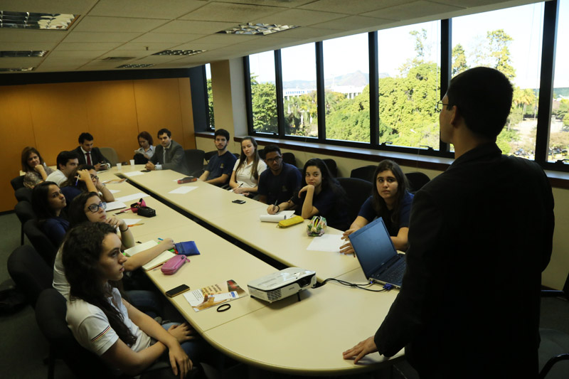 Eduardo Helfer conversa com os alunos, na sede da OAB/RJ  |  Foto: Lula Aparício   |   Clique para ampliar