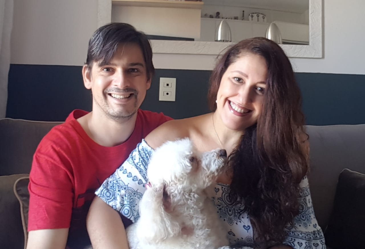 Aline Vieira e seu marido Carlos Henrique Chaves com a cachorrinha Suzi: família se prepara para a chegada do novo membro