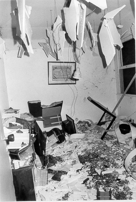 Mesa de Lyda Monteiro após a explosão da bomba endereçada a Seabra Fagundes / Foto: Acervo OABRJ