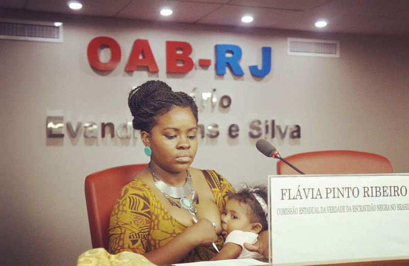 Flávia Ribeiro amamentando sua filha enquanto pesidia palestra sobre candidaturas negras / Foto: Milsoul, do Ipeafro