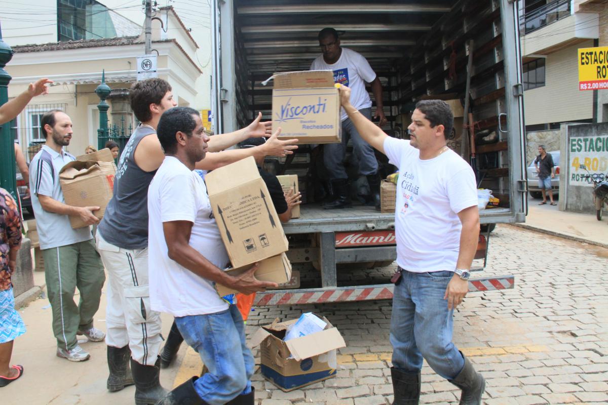 Funcionários da OABRJ ajudaram na distribuição de donativos à população / Foto: Lula Aparício